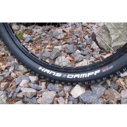 Schwalbe Hans Dampf sykkeldekk med tydelig snakeskinmønster i sideveggene